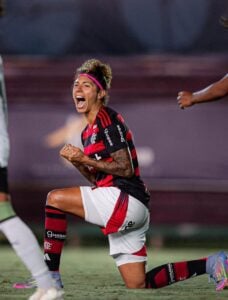 Cristiane com a camisa do Flamengo pelo Brasileiro 2025 (Foto: Reprodução Redes Sociais/ Flamengo)