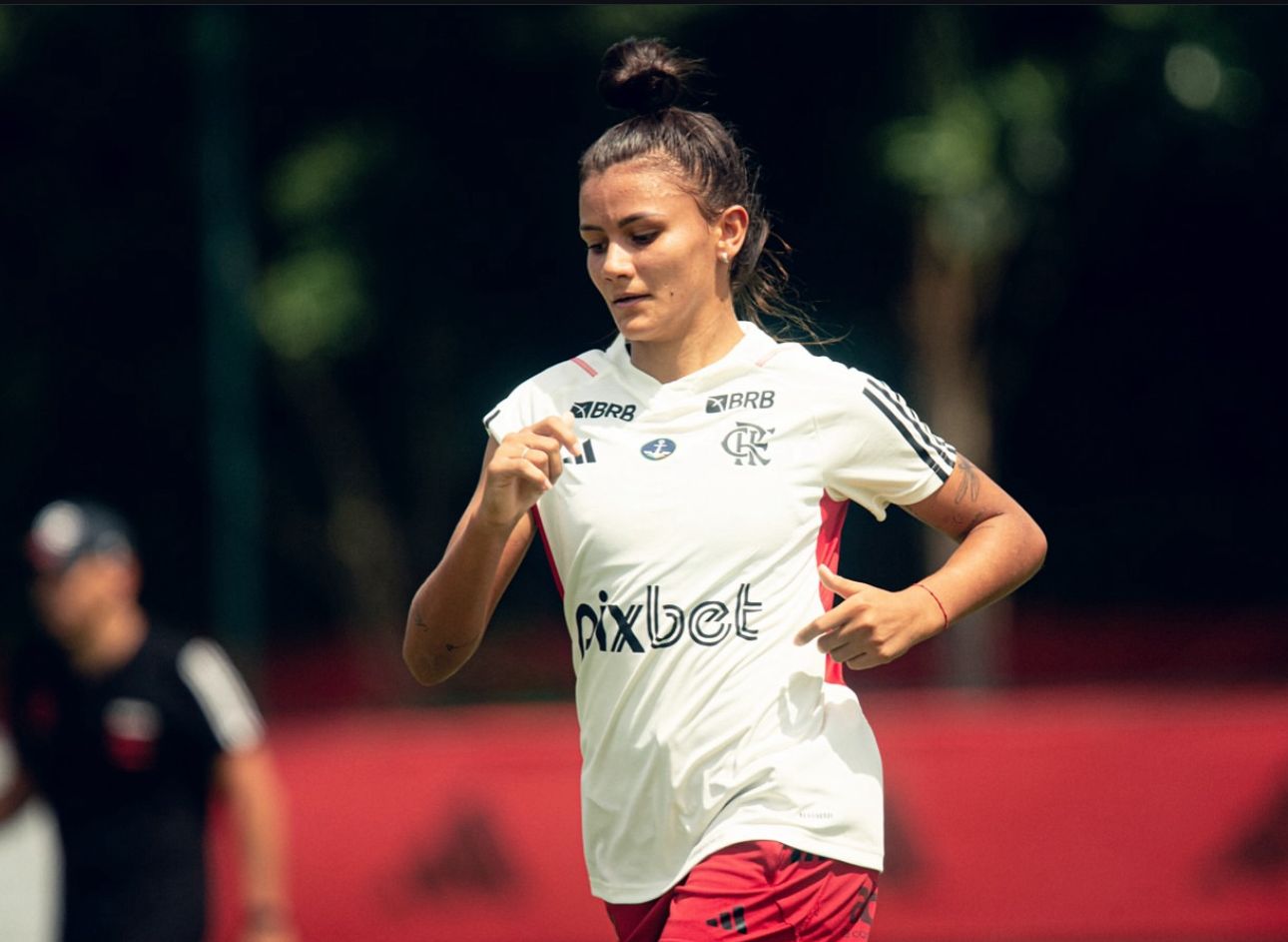 Laysa no CT de treinamento com a camisa do Flamengo (Foto: Reprodução/ Redes Sociais)